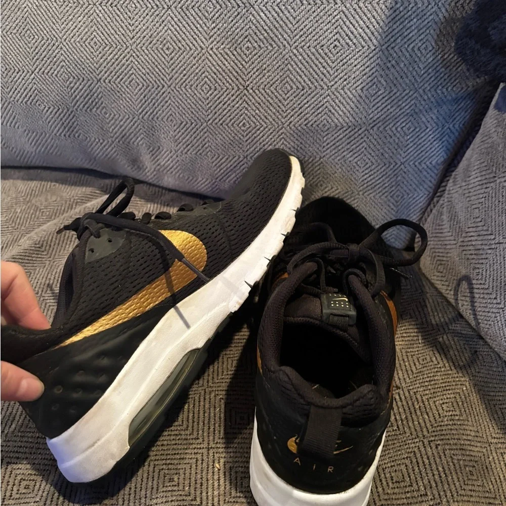 Nike Black and gold Women's Sneakers shoes 8.5 running A00501